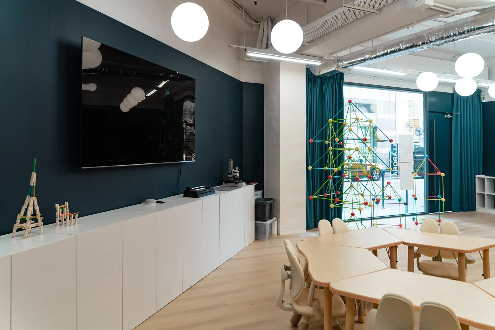 CO Plus — Teaching wall